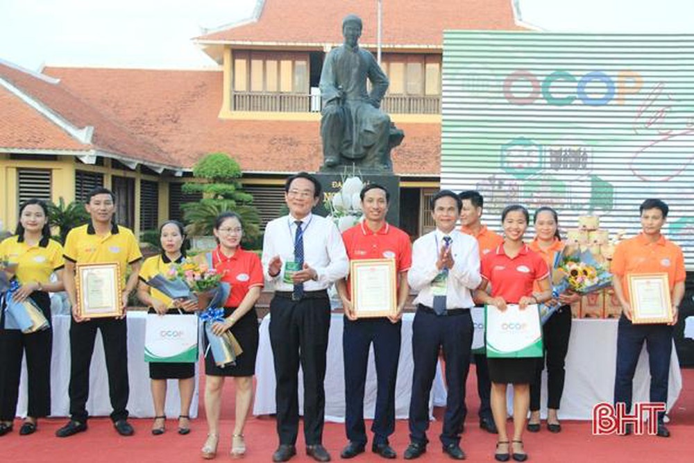 Ảnh: Ban Tổ chức tặng Giải thưởng cho các đội thi